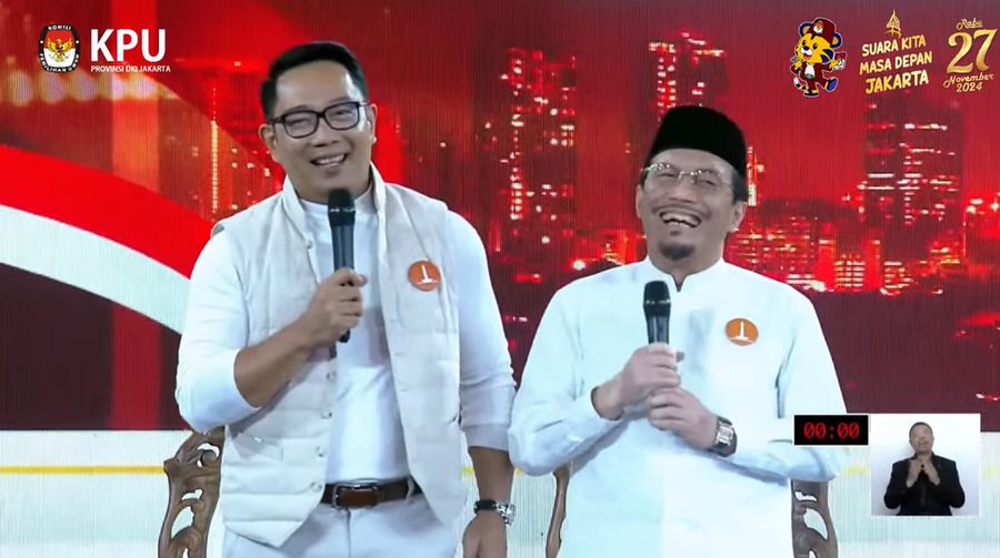 Pasangan Calon Gubernur dan Wakil Gubernur no urut 01 Ridwan Kamil-Suswono di acara Debat Pertama Calon Gubernur dan Calon Wakil Gubernur DKI Jakarta.  (Tangkapan Layar Youtube KPUD)