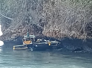 Perahu Tak Berawak Terdampar di Pulau Nusa Barong Jember