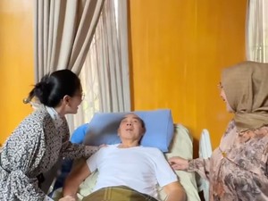 Rieke Diah Pitaloka Jenguk Mat Solar yang Kena Stroke, Momen Ketawa Jadi Sorotan