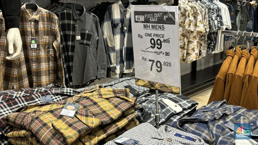 Transmart Fullday Sale kembali lagi menawarkan sejumlah diskon hingga 50%+20% melalui Program Transmart Full Day Sale pada hari ini, Minggu (6/10/2024).  Salah satu produk yang didiskon pada program kali ini adalah pada jenis pakaian mulai dari celana, kaos, hingga kemeja bahkan harganya mulai Rp 40 ribuan saja. (CNBC Indonesia/Firda Dwi Muliawati)