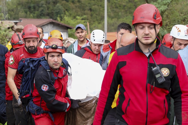 Tim pencarian dan penyelamatan mencari warga di rumah-rumah yang terendam banjir di Jablanica, Bosnia, Jumat, 4 Oktober 2024. Tim pencarian dan penyelamatan mencari warga di rumah-rumah yang terendam banjir di Jablanica, Bosnia, Jumat, 4 Oktober 2024. (AP Photo/Armin Durgut)
