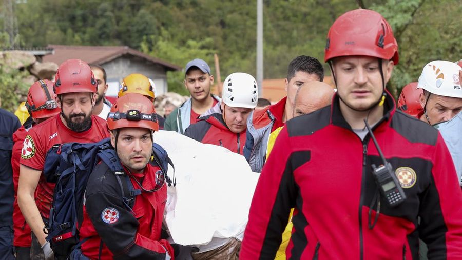 Tim pencarian dan penyelamatan mencari warga di rumah-rumah yang terendam banjir di Jablanica, Bosnia, Jumat, 4 Oktober 2024. (AP Photo/Armin Durgut)