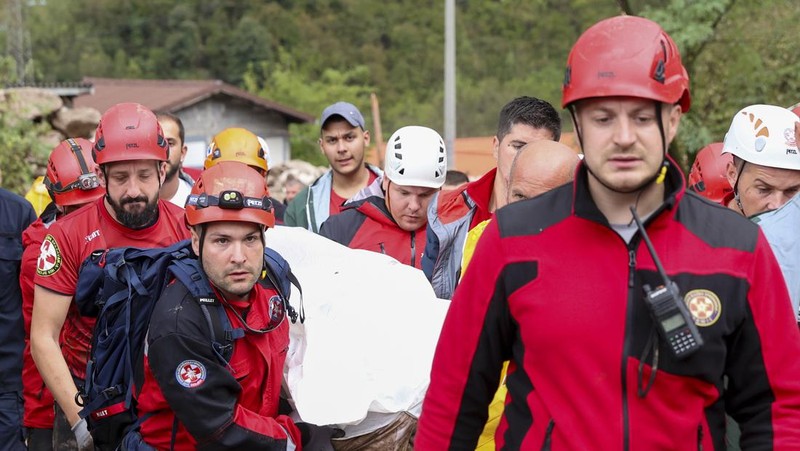 Tim pencarian dan penyelamatan mencari warga di rumah-rumah yang terendam banjir di Jablanica, Bosnia, Jumat, 4 Oktober 2024. (AP Photo/Armin Durgut)