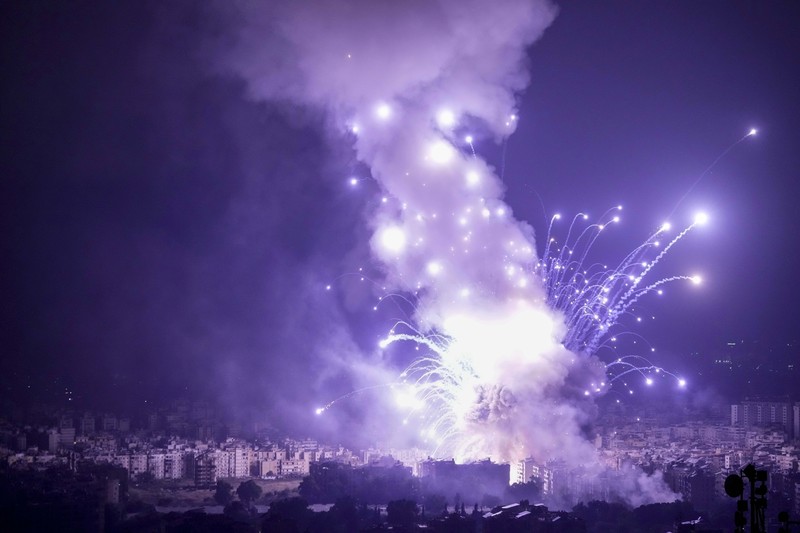 Asap mengepul dari lokasi serangan udara Israel yang menargetkan sebuah lingkungan di pinggiran selatan Beirut, Lebanon, Senin (7/10/2024). (AP Photo/Bilal Hussein) Asap mengepul dari lokasi serangan udara Israel yang menargetkan sebuah lingkungan di pinggiran selatan Beirut, Lebanon, Senin (7/10/2024). (AP Photo/Bilal Hussein)