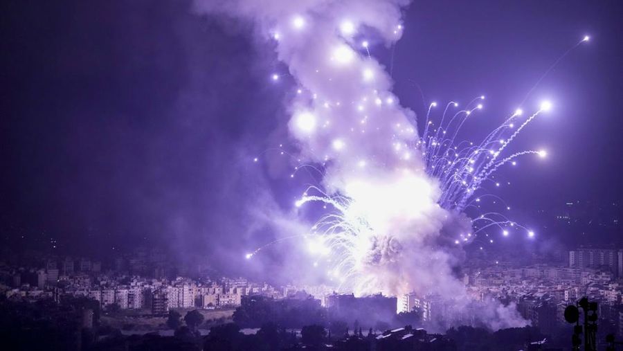 Asap mengepul dari lokasi serangan udara Israel yang menargetkan sebuah lingkungan di pinggiran selatan Beirut, Lebanon, Senin (7/10/2024). (AP Photo/Bilal Hussein)