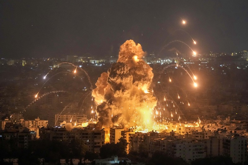 Warga Palestina berjalan melewati rumah-rumah yang hancur, di tengah konflik yang sedang berlangsung antara Israel dan Hamas, di kamp pengungsi Jabalia, di Jalur Gaza utara, 22 Februari 2024. Warga Palestina berjalan melewati rumah-rumah yang hancur, di tengah konflik yang sedang berlangsung antara Israel dan Hamas, di kamp pengungsi Jabalia, di Jalur Gaza utara, 22 Februari 2024. (REUTERS/Mahmoud Issa/File Foto)