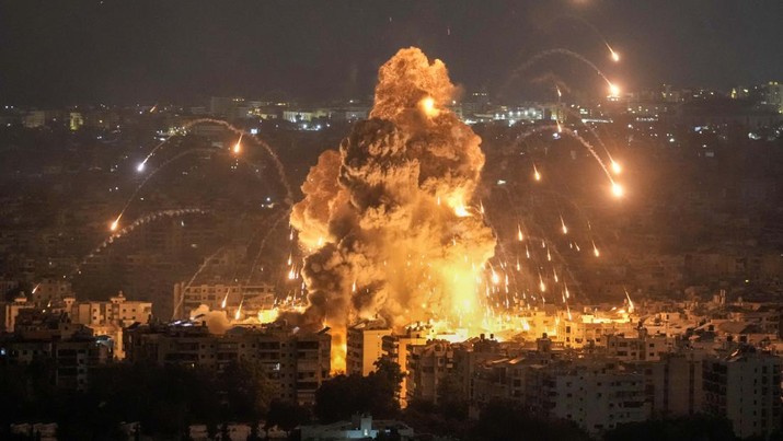 Asap mengepul dari lokasi serangan udara Israel yang menargetkan sebuah lingkungan di pinggiran selatan Beirut, Lebanon, Senin (7/10/2024). (AP Photo/Bilal Hussein)