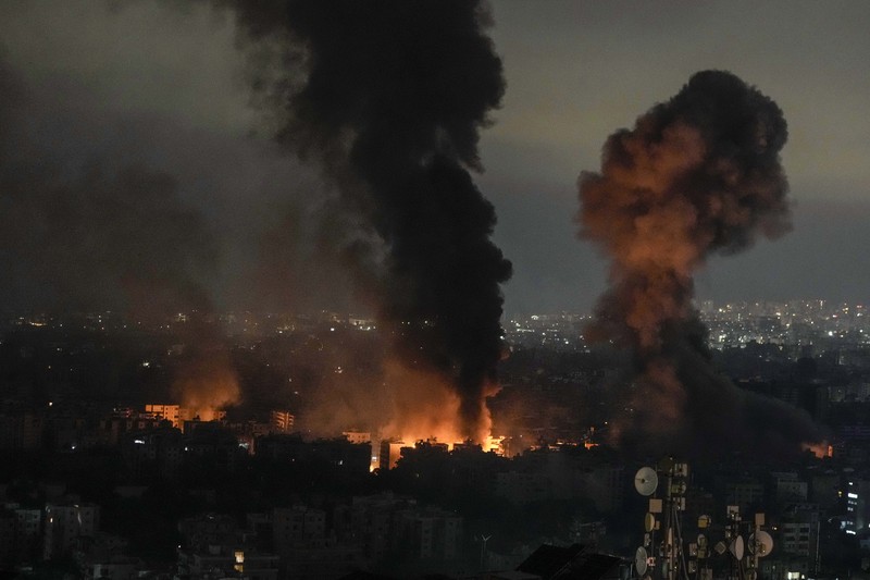 Asap mengepul dari lokasi serangan udara Israel yang menargetkan sebuah lingkungan di pinggiran selatan Beirut, Lebanon, Senin (7/10/2024). (AP Photo/Bilal Hussein) Asap mengepul dari lokasi serangan udara Israel yang menargetkan sebuah lingkungan di pinggiran selatan Beirut, Lebanon, Senin (7/10/2024). (AP Photo/Bilal Hussein)
