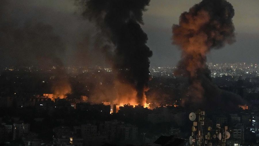 Asap mengepul dari lokasi serangan udara Israel yang menargetkan sebuah lingkungan di pinggiran selatan Beirut, Lebanon, Senin (7/10/2024). (AP Photo/Bilal Hussein)