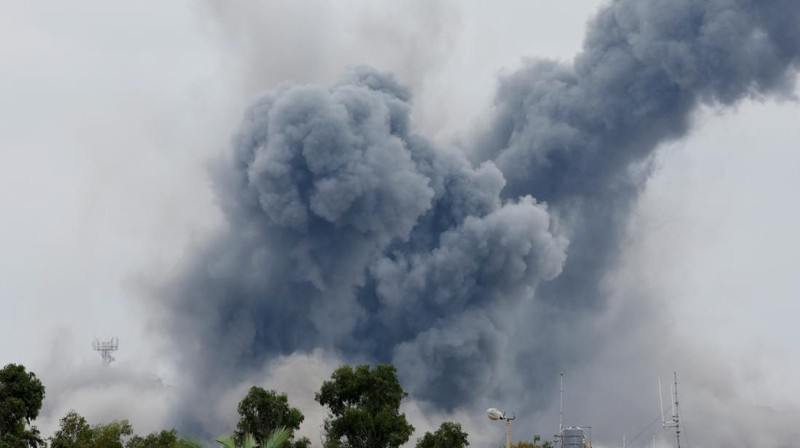 Asap mengepul dari lokasi serangan udara Israel yang menargetkan sebuah lingkungan di pinggiran selatan Beirut, Lebanon, Senin (7/10/2024). (AP Photo/Bilal Hussein)