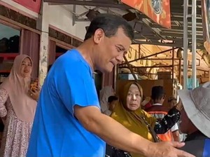 Cagub Ahmad Luthfi Sapa Sejumlah Warga di Sekitar Pasar Limpung