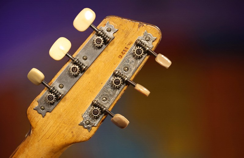 Gitar 'Futurama' yang dulunya milik mendiang George Harrison, mantan anggota The Beatles, dipajang di atas panggung pada konferensi pers yang diadakan oleh Julien's Auctions untuk mengumumkan penjualannya yang akan datang melalui lelang di Liverpool, Inggris, 3 Oktober 2024. (REUTERS/Phil Noble)