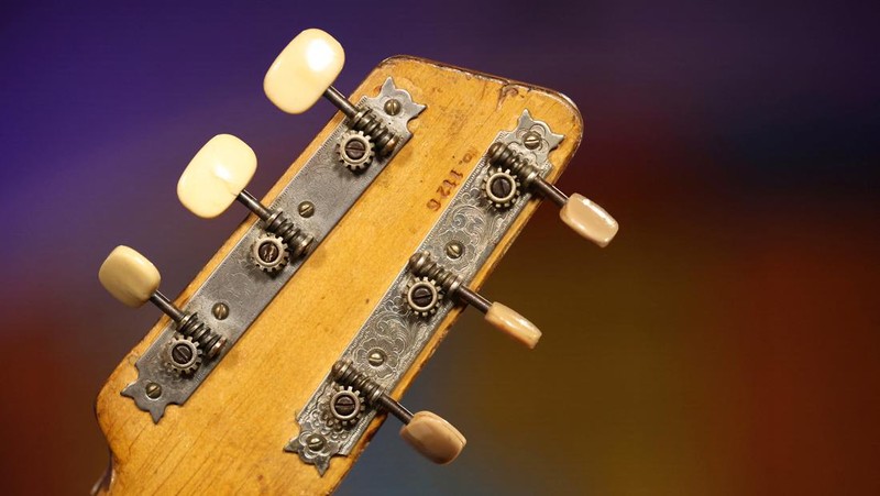 Gitar 'Futurama' yang dulunya milik mendiang George Harrison, mantan anggota The Beatles, dipajang di atas panggung pada konferensi pers yang diadakan oleh Julien's Auctions untuk mengumumkan penjualannya yang akan datang melalui lelang di Liverpool, Inggris, 3 Oktober 2024. (REUTERS/Phil Noble)