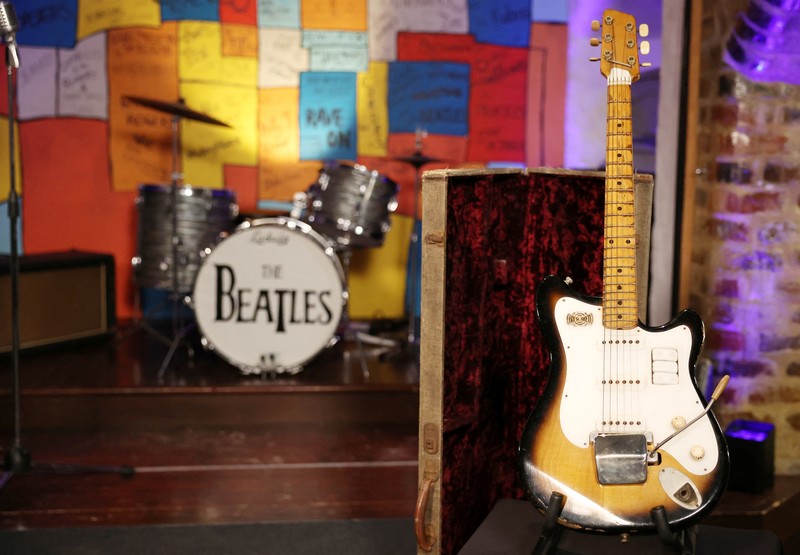 Gitar 'Futurama' yang dulunya milik mendiang George Harrison, mantan anggota The Beatles, dipajang di atas panggung pada konferensi pers yang diadakan oleh Julien's Auctions untuk mengumumkan penjualannya yang akan datang melalui lelang di Liverpool, Inggris, 3 Oktober 2024. Gitar 'Futurama' yang dulunya milik mendiang George Harrison, mantan anggota The Beatles, dipajang di atas panggung pada konferensi pers yang diadakan oleh Julien's Auctions untuk mengumumkan penjualannya yang akan datang melalui lelang di Liverpool, Inggris, 3 Oktober 2024. (REUTERS/Phil Noble)