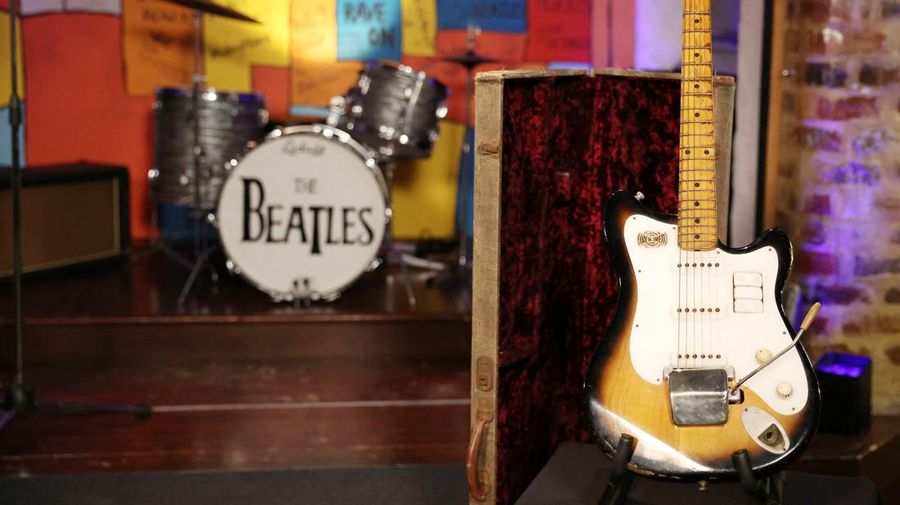 Gitar 'Futurama' yang dulunya milik mendiang George Harrison, mantan anggota The Beatles, dipajang di atas panggung pada konferensi pers yang diadakan oleh Julien's Auctions untuk mengumumkan penjualannya yang akan datang melalui lelang di Liverpool, Inggris, 3 Oktober 2024. (REUTERS/Phil Noble)