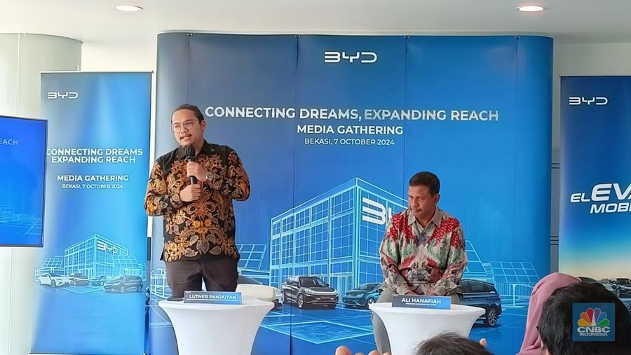 Head of Marketing, PR & Government BYD Indonesia Luther Panjaitan (kiri). (CNBC Indonesia/Ferry Sandi)