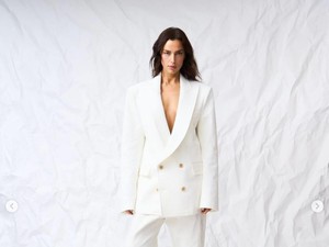 Laris Jadi Model, Irina Shayk Pamer Foto Topless di Paris Fashion Week 2024