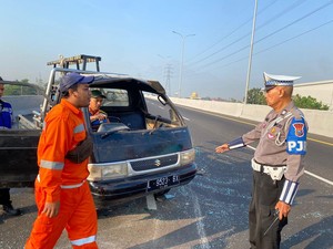 Pikap Angkut Kaca Terguling di Tol Sidoarjo gegara Sopir Ngantuk