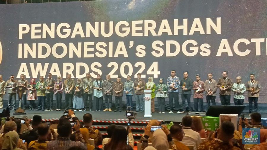 Kementerian Perencanaan Pembangunan Nasional (PPN)/Bappenas memberikan penghargaan Indonesia's Sustainable Development Goal's (SDGs) Action Award 2024 kepada 21 lembaga. (CNBC Indonesia/Rosseno Aji)