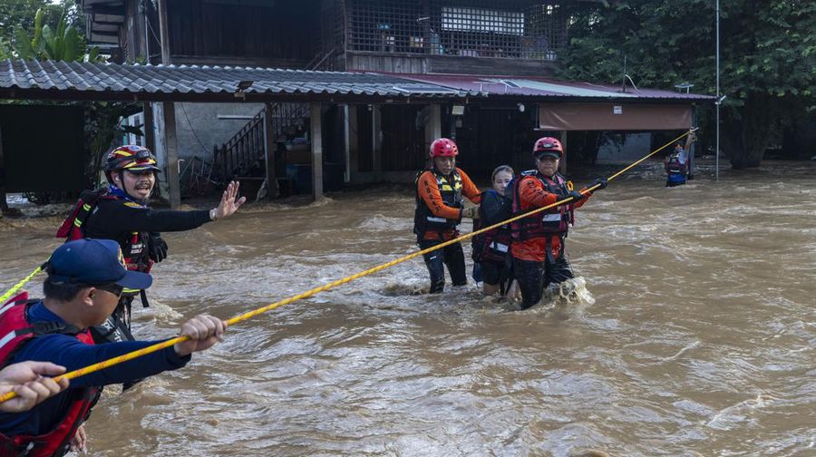 Lebih dari 20 provinsi di Thailand masih terendam banjir imbas musim hujan yang melanda Thailand. (AP Photo/Wason Wanichakorn)