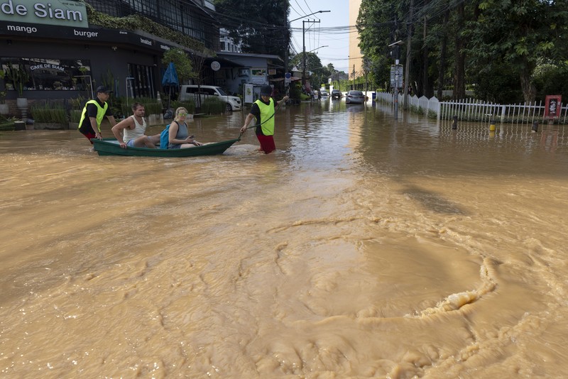 Lebih dari 20 provinsi di Thailand masih terendam banjir imbas musim hujan yang melanda Thailand. (AP Photo/Wason Wanichakorn)