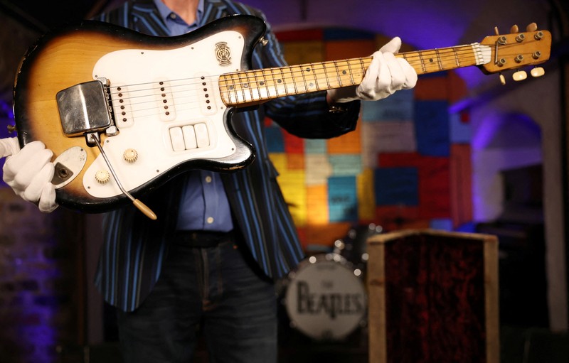 Gitar 'Futurama' yang dulunya milik mendiang George Harrison, mantan anggota The Beatles, dipajang di atas panggung pada konferensi pers yang diadakan oleh Julien's Auctions untuk mengumumkan penjualannya yang akan datang melalui lelang di Liverpool, Inggris, 3 Oktober 2024. Gitar 'Futurama' yang dulunya milik mendiang George Harrison, mantan anggota The Beatles, dipajang di atas panggung pada konferensi pers yang diadakan oleh Julien's Auctions untuk mengumumkan penjualannya yang akan datang melalui lelang di Liverpool, Inggris, 3 Oktober 2024. (REUTERS/Phil Noble)
