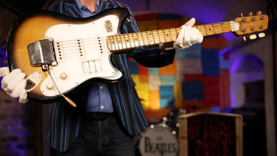 Gitar 'Futurama' yang dulunya milik mendiang George Harrison, mantan anggota The Beatles, dipajang di atas panggung pada konferensi pers yang diadakan oleh Julien's Auctions untuk mengumumkan penjualannya yang akan datang melalui lelang di Liverpool, Inggris, 3 Oktober 2024. (REUTERS/Phil Noble)
