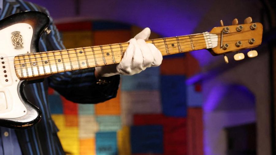 Gitar 'Futurama' yang dulunya milik mendiang George Harrison, mantan anggota The Beatles, dipajang di atas panggung pada konferensi pers yang diadakan oleh Julien's Auctions untuk mengumumkan penjualannya yang akan datang melalui lelang di Liverpool, Inggris, 3 Oktober 2024. (REUTERS/Phil Noble)