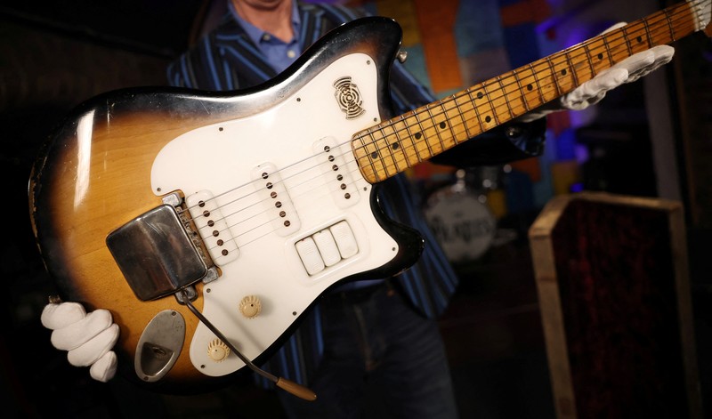 Gitar 'Futurama' yang dulunya milik mendiang George Harrison, mantan anggota The Beatles, dipajang di atas panggung pada konferensi pers yang diadakan oleh Julien's Auctions untuk mengumumkan penjualannya yang akan datang melalui lelang di Liverpool, Inggris, 3 Oktober 2024. Gitar 'Futurama' yang dulunya milik mendiang George Harrison, mantan anggota The Beatles, dipajang di atas panggung pada konferensi pers yang diadakan oleh Julien's Auctions untuk mengumumkan penjualannya yang akan datang melalui lelang di Liverpool, Inggris, 3 Oktober 2024. (REUTERS/Phil Noble)