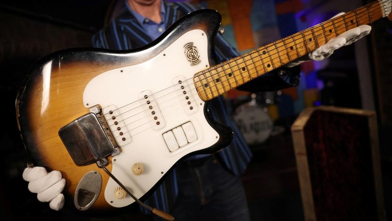 Gitar 'Futurama' yang dulunya milik mendiang George Harrison, mantan anggota The Beatles, dipajang di atas panggung pada konferensi pers yang diadakan oleh Julien's Auctions untuk mengumumkan penjualannya yang akan datang melalui lelang di Liverpool, Inggris, 3 Oktober 2024. (REUTERS/Phil Noble)