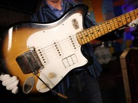 Gitar Legenda The Beatles George Harrison Dilelang, Bisa Laku Rp12 M