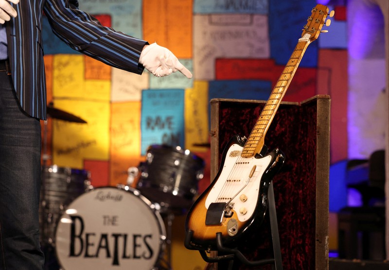 Gitar 'Futurama' yang dulunya milik mendiang George Harrison, mantan anggota The Beatles, dipajang di atas panggung pada konferensi pers yang diadakan oleh Julien's Auctions untuk mengumumkan penjualannya yang akan datang melalui lelang di Liverpool, Inggris, 3 Oktober 2024. Gitar 'Futurama' yang dulunya milik mendiang George Harrison, mantan anggota The Beatles, dipajang di atas panggung pada konferensi pers yang diadakan oleh Julien's Auctions untuk mengumumkan penjualannya yang akan datang melalui lelang di Liverpool, Inggris, 3 Oktober 2024. (REUTERS/Phil Noble)