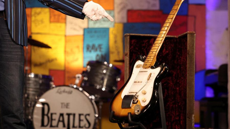 Gitar 'Futurama' yang dulunya milik mendiang George Harrison, mantan anggota The Beatles, dipajang di atas panggung pada konferensi pers yang diadakan oleh Julien's Auctions untuk mengumumkan penjualannya yang akan datang melalui lelang di Liverpool, Inggris, 3 Oktober 2024. (REUTERS/Phil Noble)