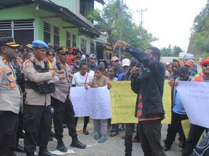 Warga di Maybrat Demo Tutup Jalan Protes Pengumuman CPNS Tidak Transparan