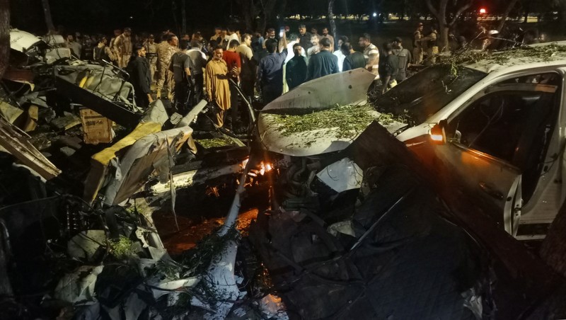 Petugas keamanan memeriksa lokasi ledakan yang menyebabkan cedera dan kerusakan kendaraan di luar bandara Karachi, Pakistan, Senin, 7 Oktober 2024. Petugas keamanan memeriksa lokasi ledakan yang menyebabkan cedera dan kerusakan kendaraan di luar bandara Karachi, Pakistan, Senin, 7 Oktober 2024. (AP Photo/Fareed Khan)