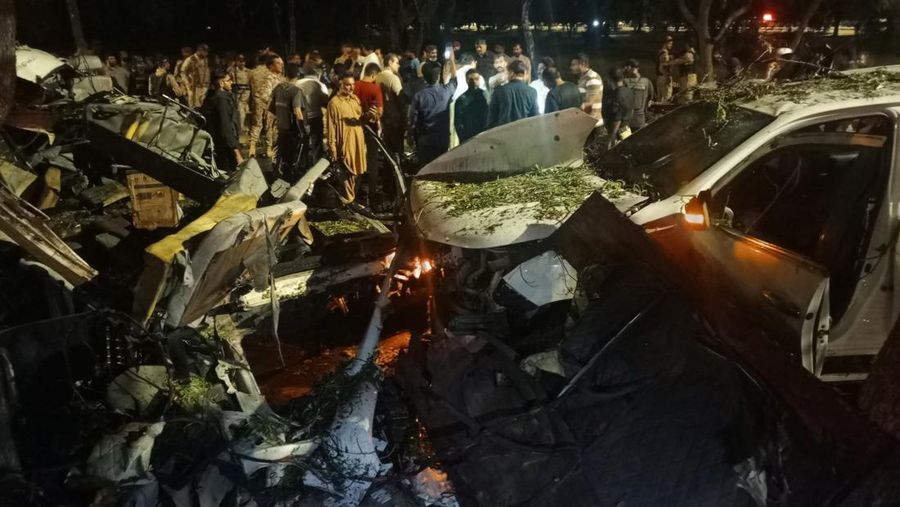 Petugas keamanan memeriksa lokasi ledakan yang menyebabkan cedera dan kerusakan kendaraan di luar bandara Karachi, Pakistan, Senin, 7 Oktober 2024. (AP Photo/Fareed Khan)