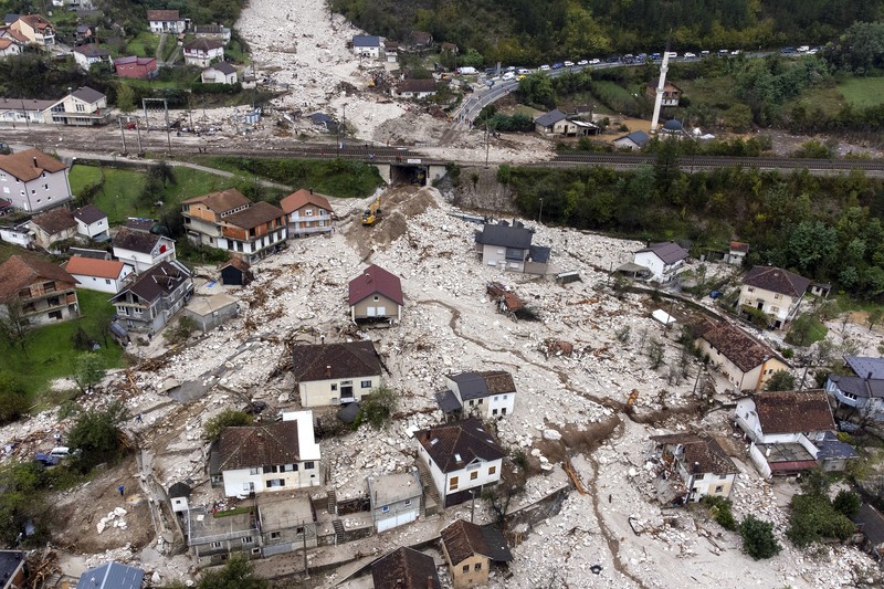 Tim pencarian dan penyelamatan mencari warga di rumah-rumah yang terendam banjir di Jablanica, Bosnia, Jumat, 4 Oktober 2024. Tim pencarian dan penyelamatan mencari warga di rumah-rumah yang terendam banjir di Jablanica, Bosnia, Jumat, 4 Oktober 2024. (AP Photo/Armin Durgut)