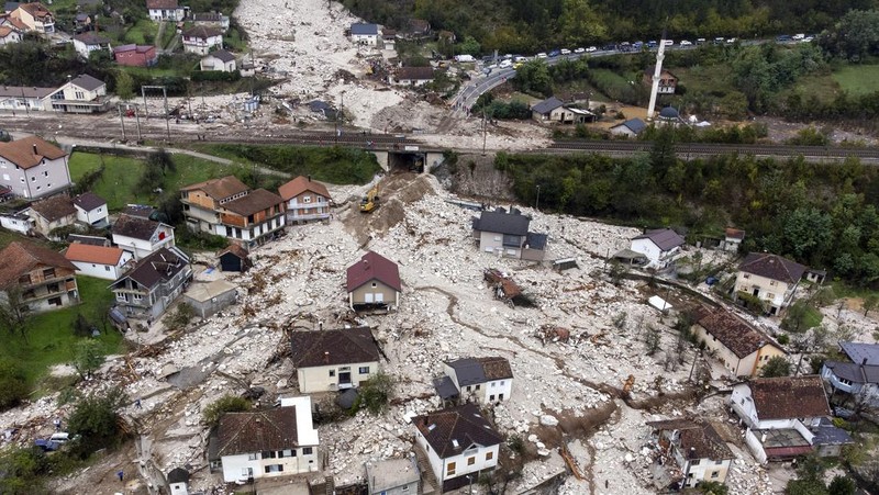 Tim pencarian dan penyelamatan mencari warga di rumah-rumah yang terendam banjir di Jablanica, Bosnia, Jumat, 4 Oktober 2024. (AP Photo/Armin Durgut)