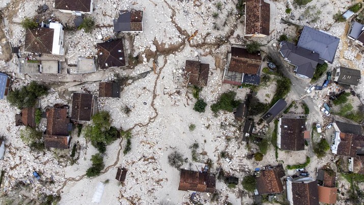 Pemandangan udara menunjukkan area yang hancur akibat tanah longsor di Donja Jablanica, Bosnia, Sabtu, 5 Oktober 2024. (AP Photo/Armin Durgut)