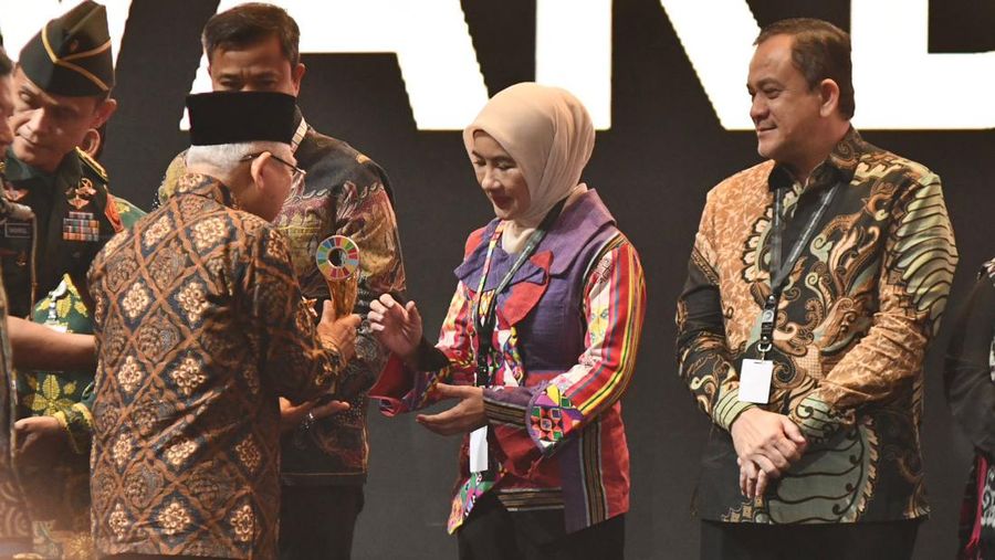 Wakil Presiden, Ma’ruf Amin menyerahkah penghargaan kepada Direktur Utama Pertamina, Nicke Widyawati di Jakarta (7/9).