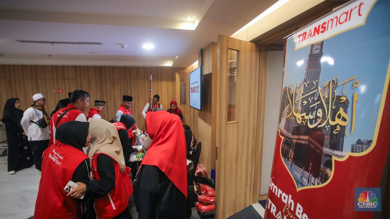 Peserta Umrah Berkah bersama Transmart mendengarkan arahan saat acara pelepasan di Anara Hotel, Terminal 3 Bandara Internasional Soekarno-Hatta, Tangerang, Banten, Senin (7/10/2024). Peserta Umrah Berkah bersama Transmart mendengarkan arahan saat acara pelepasan di Anara Hotel, Terminal 3 Bandara Internasional Soekarno-Hatta, Tangerang, Banten, Senin (7/10/2024). (CNBC Indonesia/Faisal Rahman)