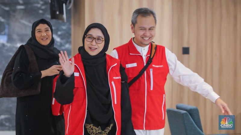 Peserta Umrah Berkah bersama Transmart mendengarkan arahan saat acara pelepasan di Anara Hotel, Terminal 3 Bandara Internasional Soekarno-Hatta, Tangerang, Banten, Senin (7/10/2024). (CNBC Indonesia/Faisal Rahman)