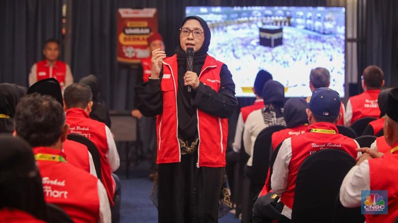 Peserta Umrah Berkah bersama Transmart mendengarkan arahan saat acara pelepasan di Anara Hotel, Terminal 3 Bandara Internasional Soekarno-Hatta, Tangerang, Banten, Senin (7/10/2024). (CNBC Indonesia/Faisal Rahman)