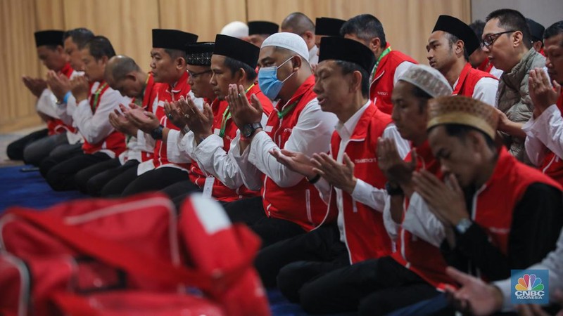 Peserta Umrah Berkah bersama Transmart mendengarkan arahan saat acara pelepasan di Anara Hotel, Terminal 3 Bandara Internasional Soekarno-Hatta, Tangerang, Banten, Senin (7/10/2024). (CNBC Indonesia/Faisal Rahman)