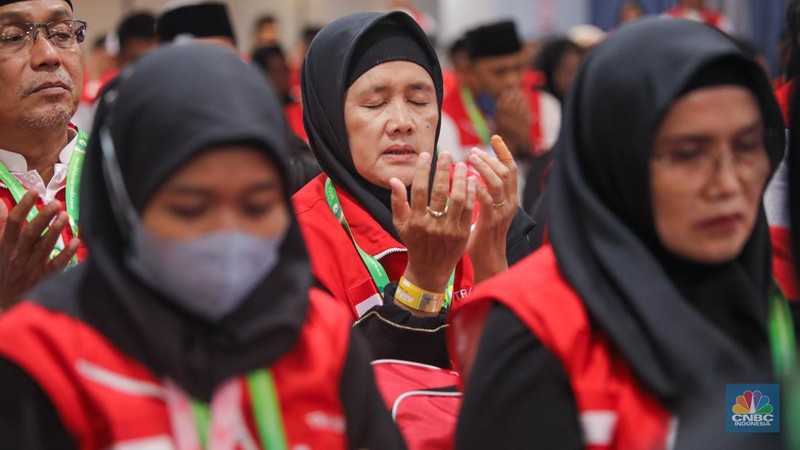 Peserta Umrah Berkah bersama Transmart mendengarkan arahan saat acara pelepasan di Anara Hotel, Terminal 3 Bandara Internasional Soekarno-Hatta, Tangerang, Banten, Senin (7/10/2024). (CNBC Indonesia/Faisal Rahman)