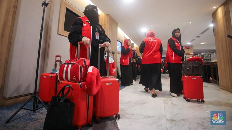 Peserta Umrah Berkah bersama Transmart mendengarkan arahan saat acara pelepasan di Anara Hotel, Terminal 3 Bandara Internasional Soekarno-Hatta, Tangerang, Banten, Senin (7/10/2024). (CNBC Indonesia/Faisal Rahman)