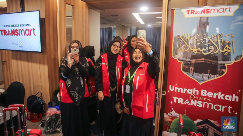 Peserta Umrah Berkah bersama Transmart mendengarkan arahan saat acara pelepasan di Anara Hotel, Terminal 3 Bandara Internasional Soekarno-Hatta, Tangerang, Banten, Senin (7/10/2024). Peserta Umrah Berkah bersama Transmart mendengarkan arahan saat acara pelepasan di Anara Hotel, Terminal 3 Bandara Internasional Soekarno-Hatta, Tangerang, Banten, Senin (7/10/2024). (CNBC Indonesia/Faisal Rahman)