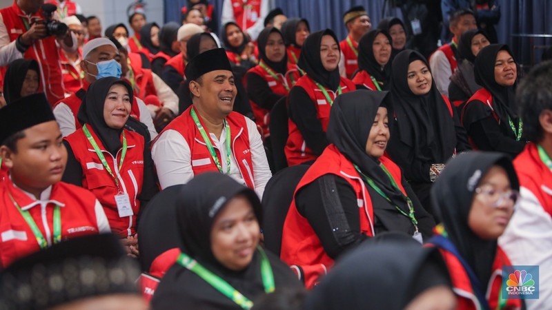 Peserta Umrah Berkah bersama Transmart mendengarkan arahan saat acara pelepasan di Anara Hotel, Terminal 3 Bandara Internasional Soekarno-Hatta, Tangerang, Banten, Senin (7/10/2024). Peserta Umrah Berkah bersama Transmart mendengarkan arahan saat acara pelepasan di Anara Hotel, Terminal 3 Bandara Internasional Soekarno-Hatta, Tangerang, Banten, Senin (7/10/2024). (CNBC Indonesia/Faisal Rahman)