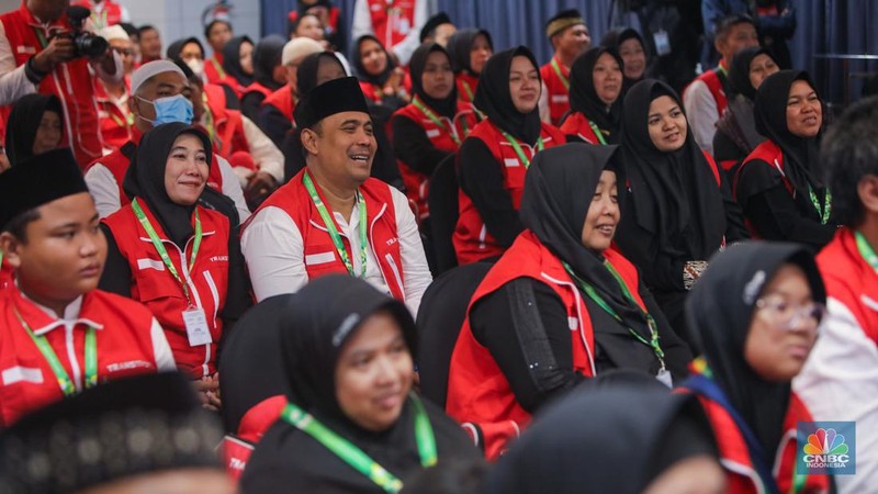 Peserta Umrah Berkah bersama Transmart mendengarkan arahan saat acara pelepasan di Anara Hotel, Terminal 3 Bandara Internasional Soekarno-Hatta, Tangerang, Banten, Senin (7/10/2024). (CNBC Indonesia/Faisal Rahman)