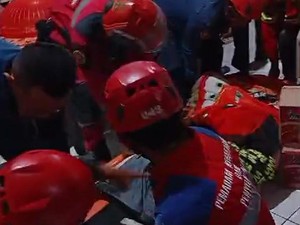 Petugas Damkarmat Makassar Evakuasi Wanita Obesitas Alami Sesak Napas ke RS